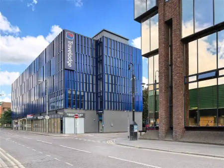 Travelodge Peterborough Central Hotel Отели рядом с достопримечательностью «Longthorpe Tower»