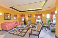 Econo Lodge Inn & Suites