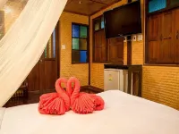 บ้านชมพู่อัมพวา - 2 ดาว