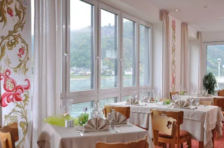 Weinhotel Landsknecht Отели в г. Богель