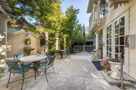 The Bergson, BW Signature Collection Отели рядом с достопримечательностью «The Carmel Gallery in Calistoga»