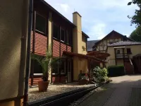 Hotel Restaurant Zwergschlösschen فنادق في جيرا