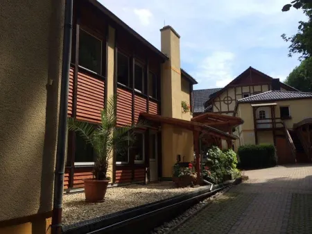 Hotel Restaurant Zwergschlösschen Отели в г. Цайц