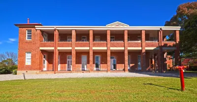 The Hallows Accommodation Hotel a South Bathurst