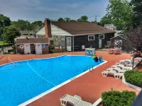 Budget Host East End Hotel in Riverhead - Pools
