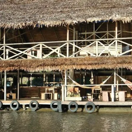 Cabaña Flotante Kurupira Отели в г. Летисия