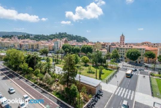 Aston 아파트의 현대적인 인테리어