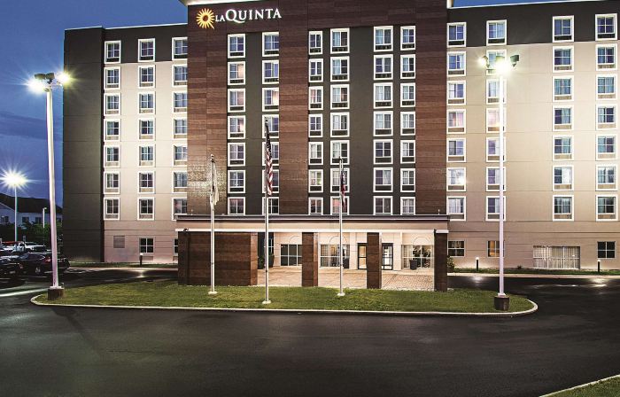 La Quinta Inn & Suites by Wyndham Cincinnati Sharonville