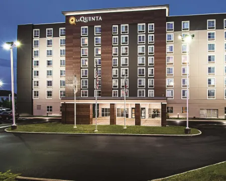 La Quinta Inn & Suites by Wyndham Cincinnati Sharonville Hotels in Hamilton County