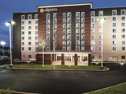 La Quinta Inn & Suites by Wyndham Cincinnati Sharonville Hotels in Hamilton County
