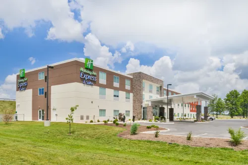 Holiday Inn Express & Suites SALEM by IHG - parking