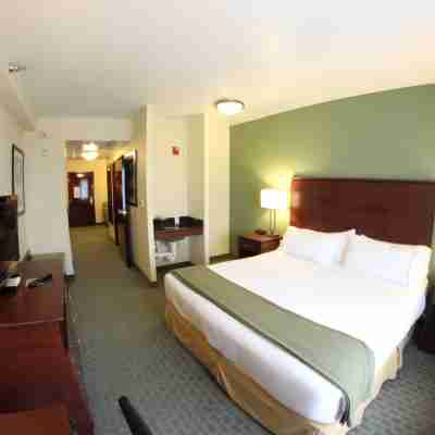 Holiday Inn Express & Suites Cocoa Rooms