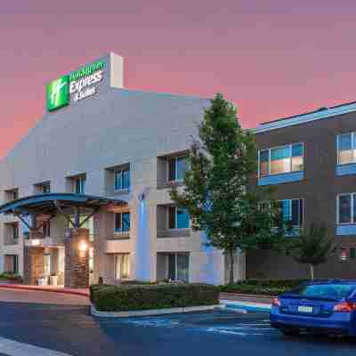 Holiday Inn Express & Suites Elk Grove West I-5 Hotel Exterior