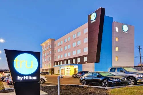 Tru by Hilton Richmond - parking