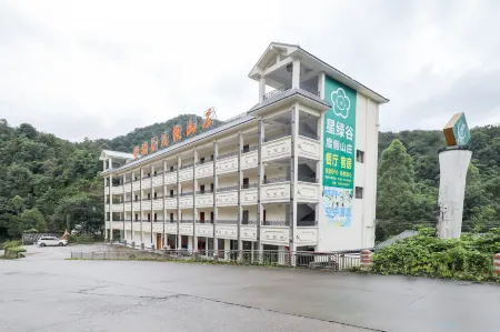 Xinglvgu Resort Отели рядом с достопримечательностью «Wanlü Lake · Wanlü Valley Resort»