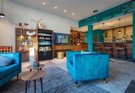 2. 홀리데이 인 -..