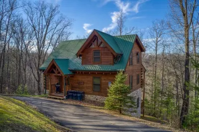 Luxurious Nine Bears Home Minutes Away to Gatlinburg by Redawning Hotels near RainForest Adventures Zoo