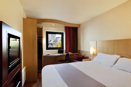 B&B Hotel Calais Terminal Cité Europe 3 étoiles Отели рядом с достопримечательностью «Les Baraques Military Cemetery»