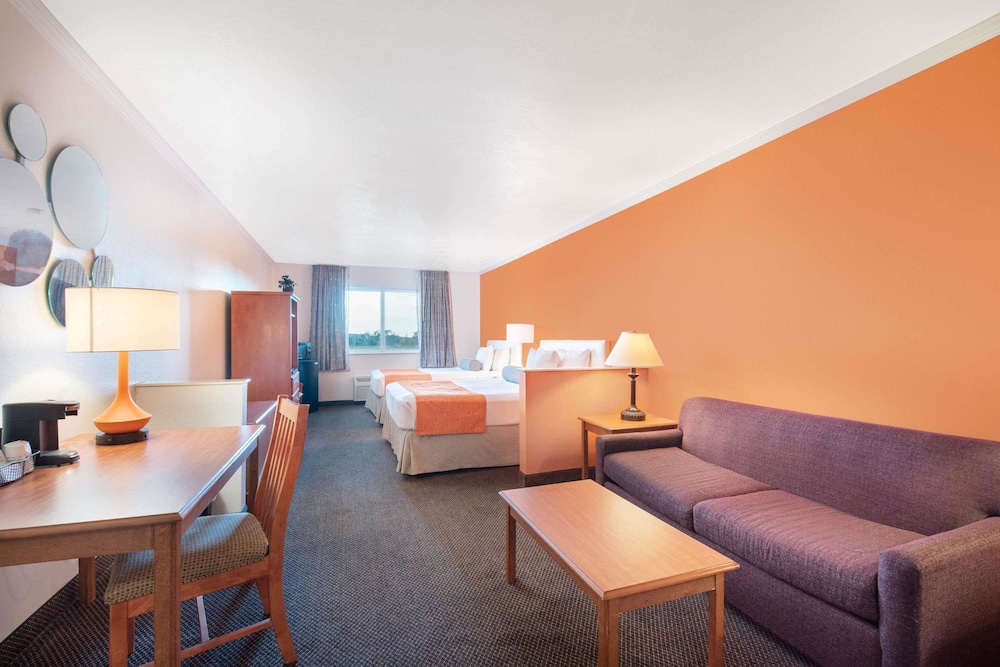 Howard Johnson Hotel & Suites by Wyndham Oacoma