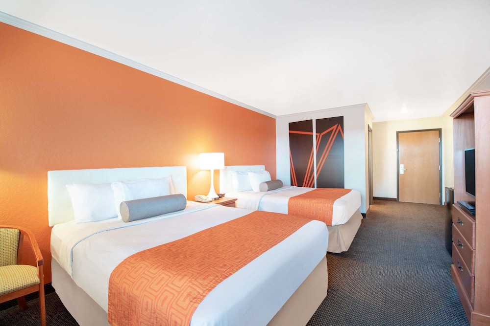 Howard Johnson Hotel & Suites by Wyndham Oacoma