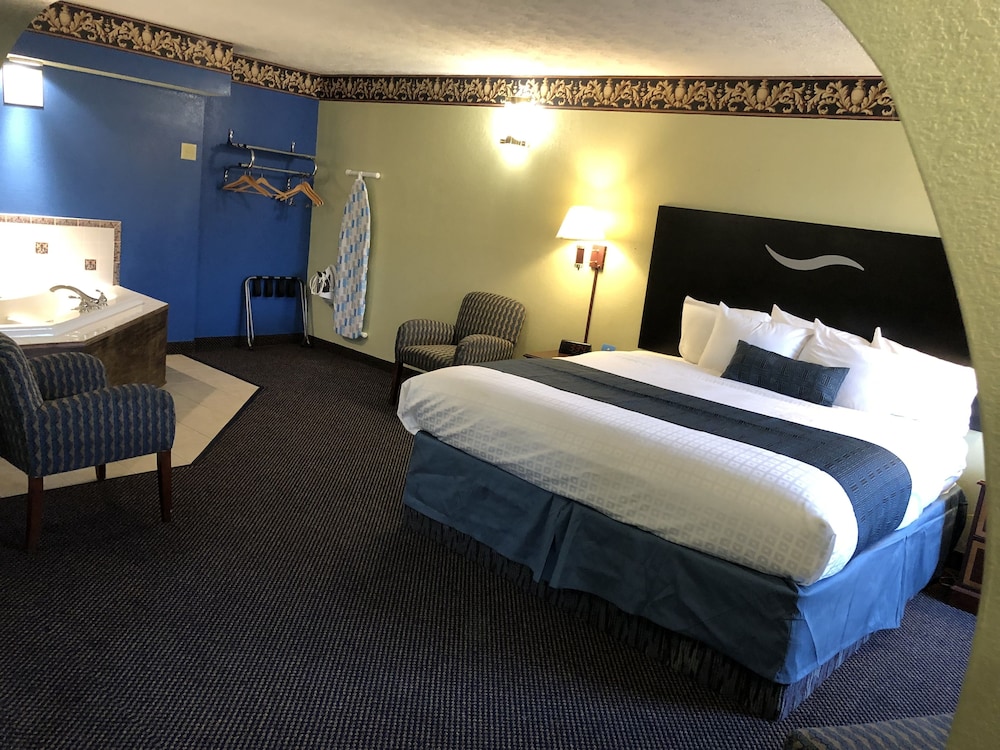 Days Inn & Suites by Wyndham Youngstown / Girard Ohio