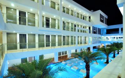 屋外プール アストリア カレントの写真