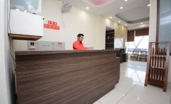 OYO 28465 Hotel Dhingra