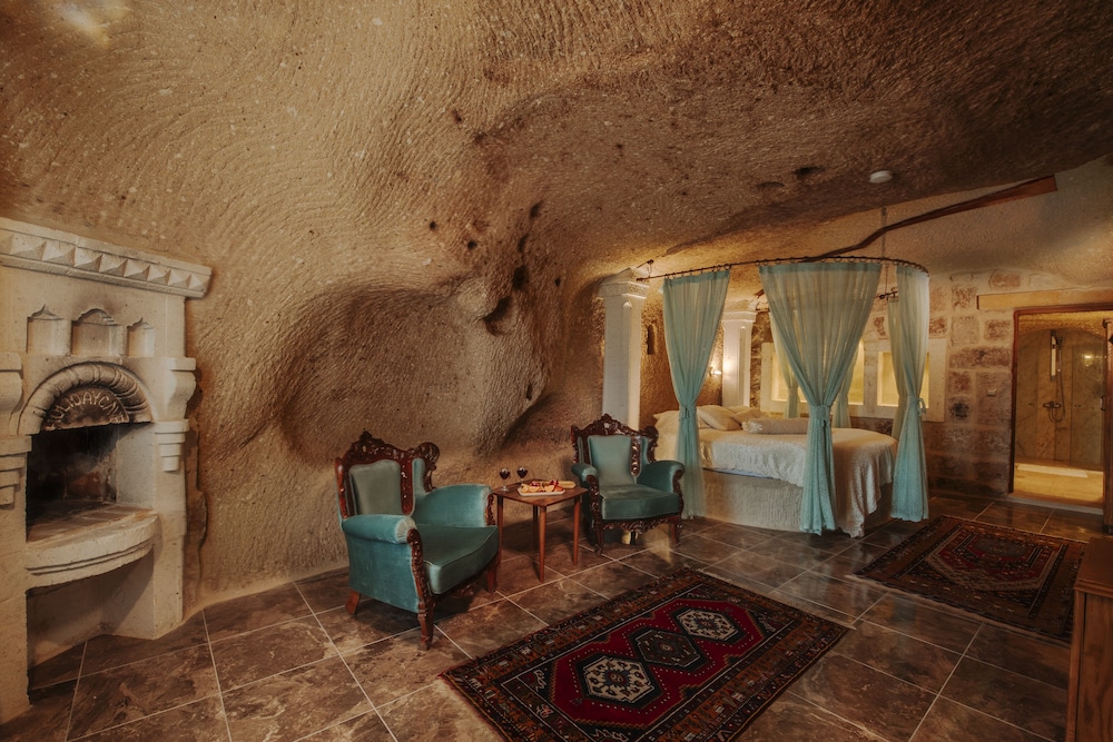 Holiday Cave Hotel