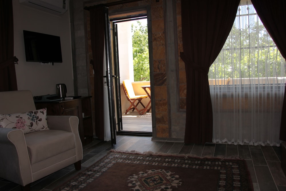 El Nazar Stone Suite