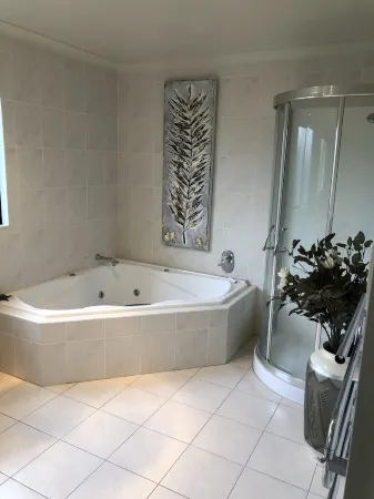 Howick Luxury Large Home Отели рядом с достопримечательностью «Колледж Маклинс»