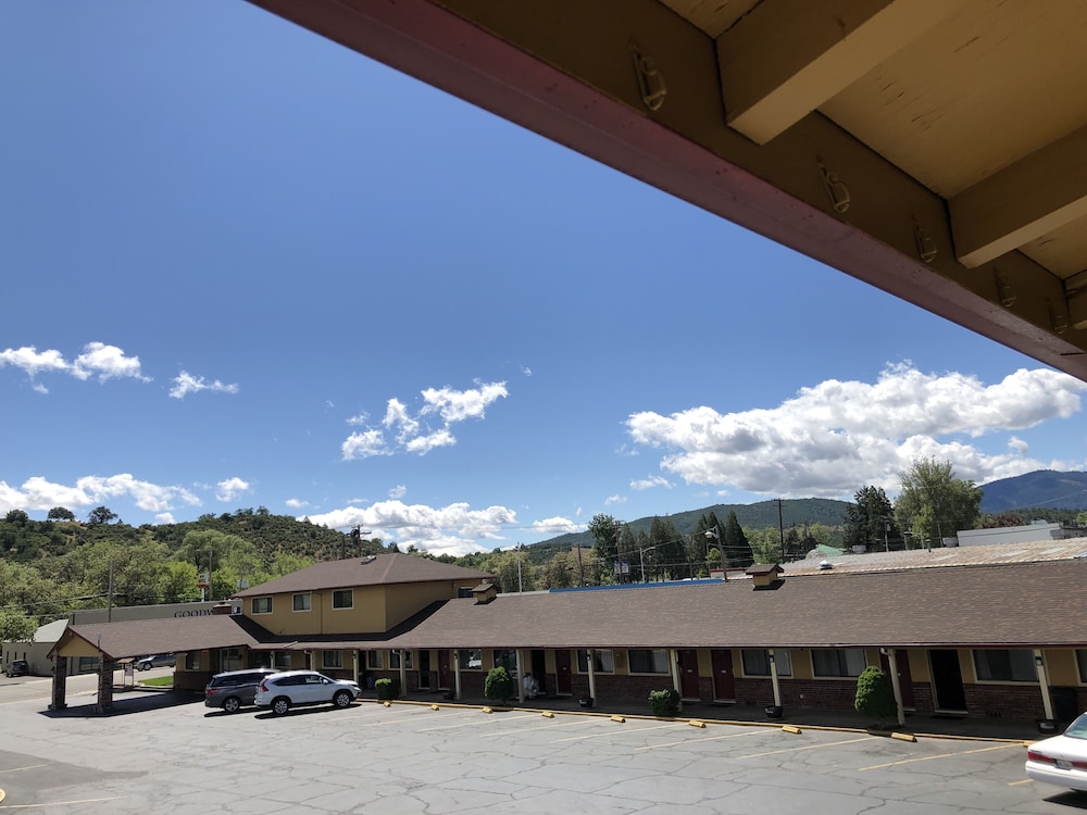 Klamath Motor Lodge