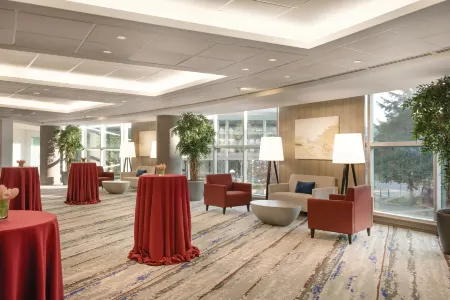 Radisson Hotel Vancouver Airport Отели рядом с достопримечательностью «Дэвид Томпсон Секондари Скул»