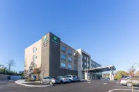 Holiday Inn Express & Suites Florence - Cincinnati Airport فنادق في Boone County
