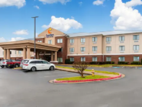 Comfort Inn & Suites Pine Bluff Hotels in Pine Bluff