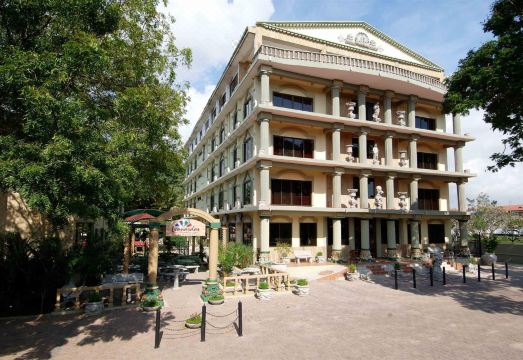 Colosseum Hotel & Fitness Club