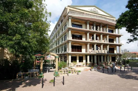 Colosseum Hotel & Fitness Club Отели рядом с достопримечательностью «Коко Бич»