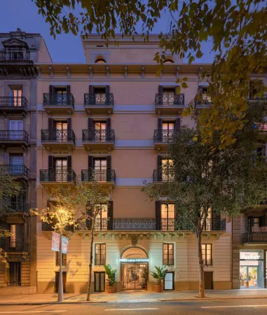 H10 Casa Mimosa Отели рядом с достопримечательностью «Площадь Испании»