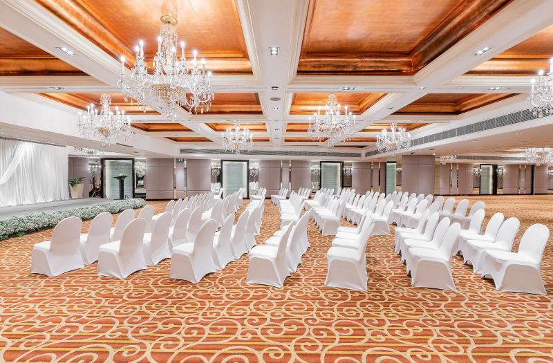 Holiday Inn Bangkok Silom Sha Plus Bangkok Updated 22 Room Price Reviews Deals Trip Com