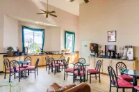 Econo Lodge Inn & Suites