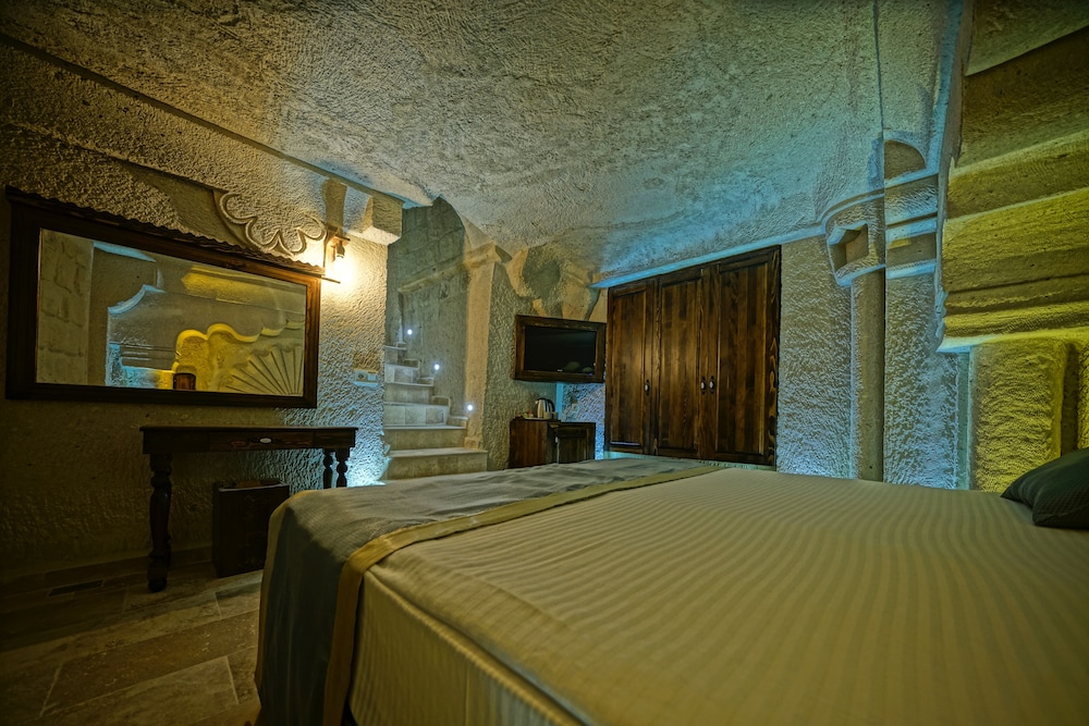 Castle Cave Hotel