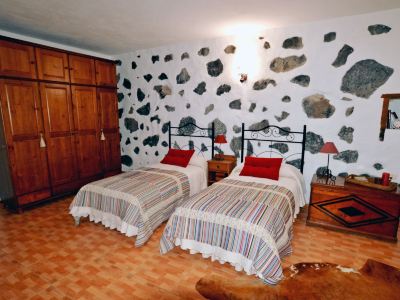 a room with two twin beds , one on the left side and the other on the right side of the room at Titi Titi Photo