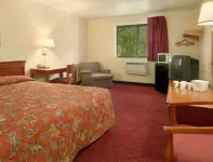 Super 8 by Wyndham Waldorf