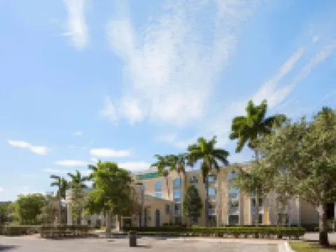 La Quinta Inn & Suites by Wyndham Sunrise Hotels in Sunrise