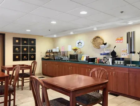 Super 8 by Wyndham Chandler Phoenix