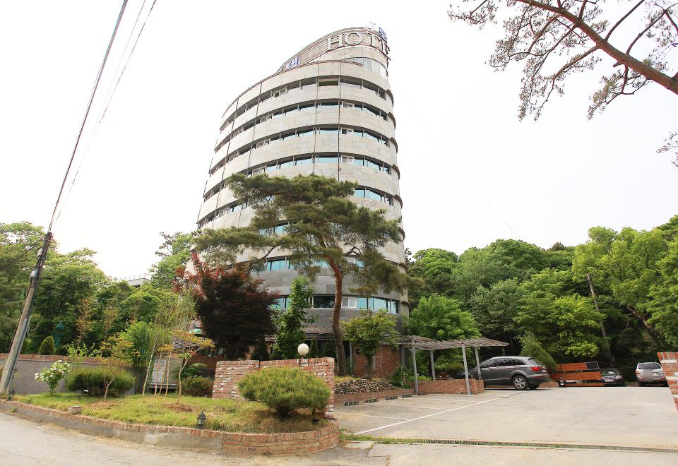 J Hotel - Housity
