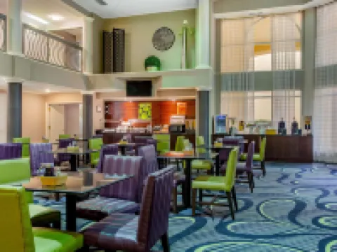 La Quinta Inn & Suites by Wyndham Raleigh Durham Airport ケーリーのホテル