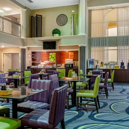 La Quinta Inn & Suites by Wyndham Raleigh Durham Airport