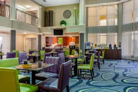 La Quinta Inn & Suites by Wyndham Raleigh Durham Airport