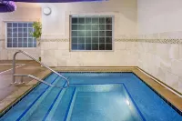 La Quinta Inn & Suites by Wyndham Dickinson - Hot Tub