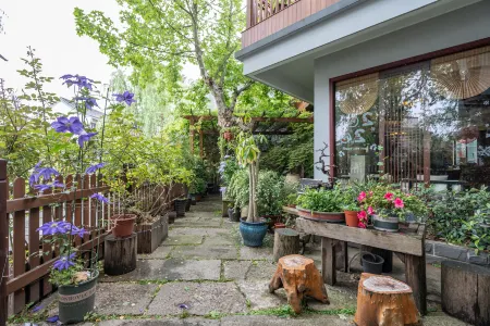 Yuemutang Homestay (Nanxun Ancient Town) Отели рядом с достопримечательностью «Zhejiang University of Water Conservancy Hydropower (Nanzhang Campus)»